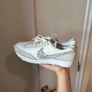 NIKE WOMEN'S DAYBREAK SE - SAIL/LIGHT LEMON TWIST